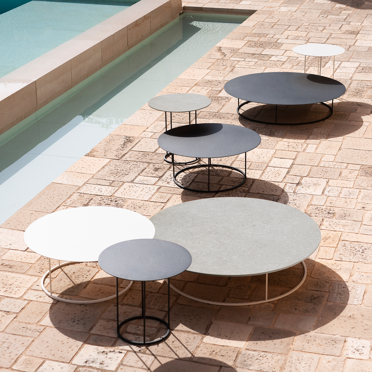 Roda Zefiro Side Table 45 dia x 40 cm, view 2