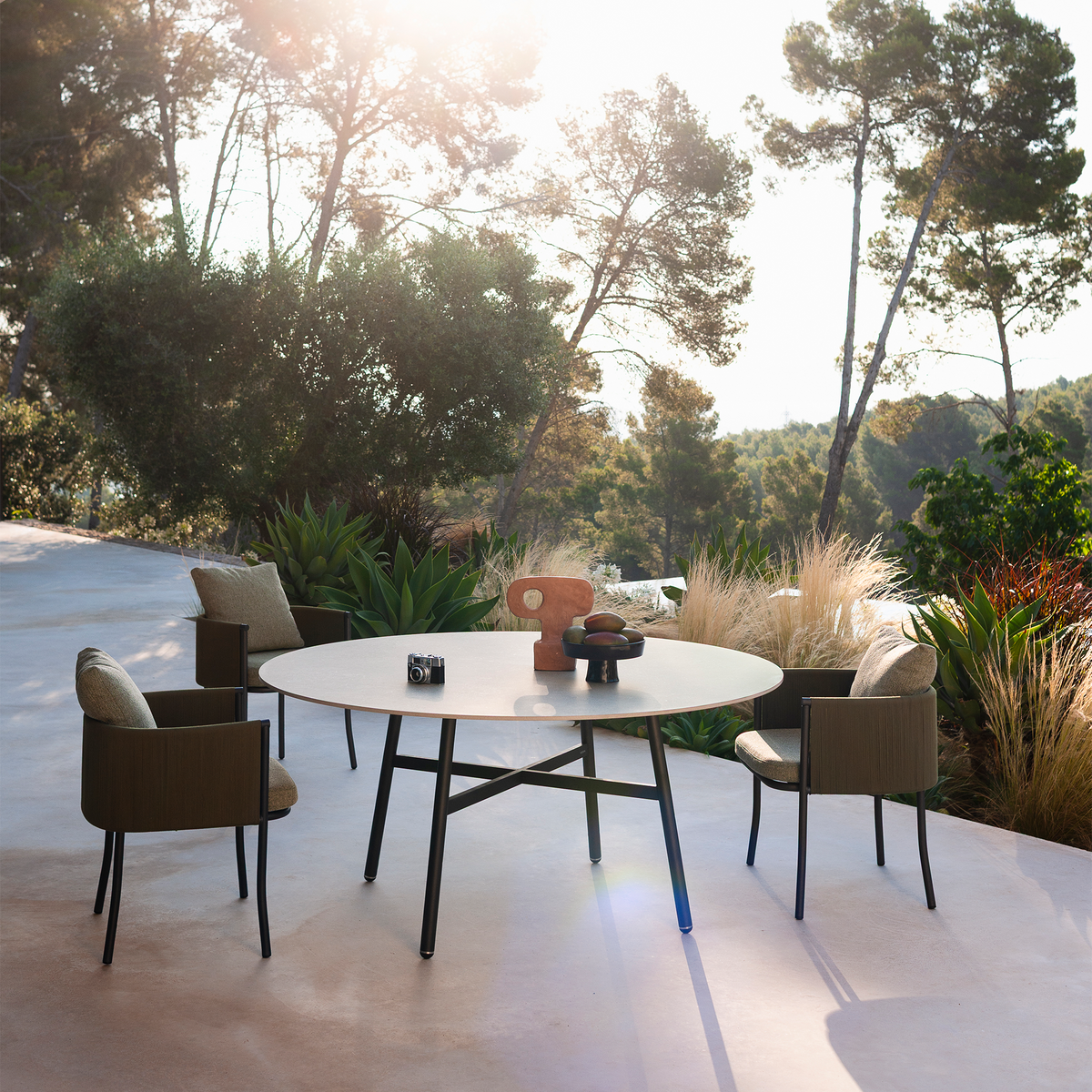 Gamma Dining Table 160 dia x 75 cm