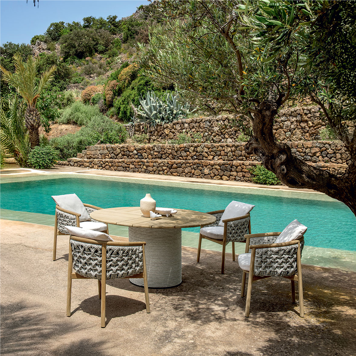 Patio Dining Table 140 dia x 72 cm