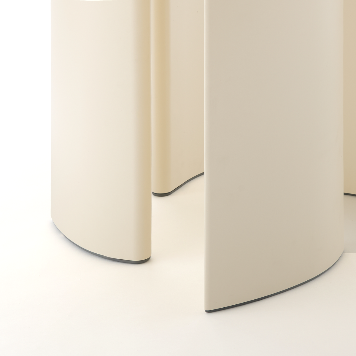 Naca Dining Table with Porcelain Stoneware Top 146 dia x 72 cm