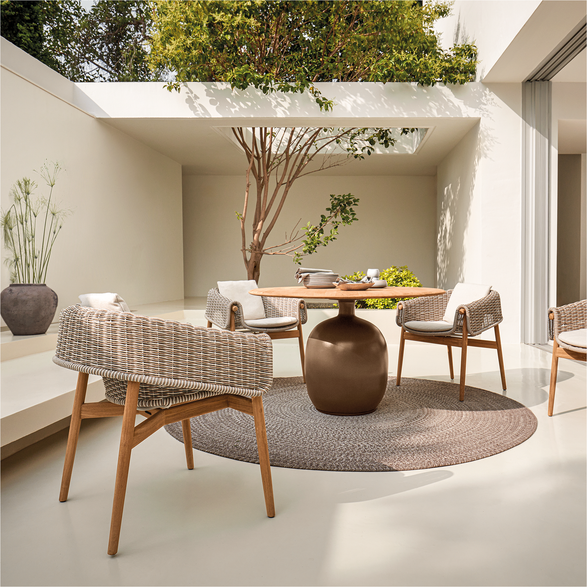 Kasha Dining Table 90 dia x 74 cm
