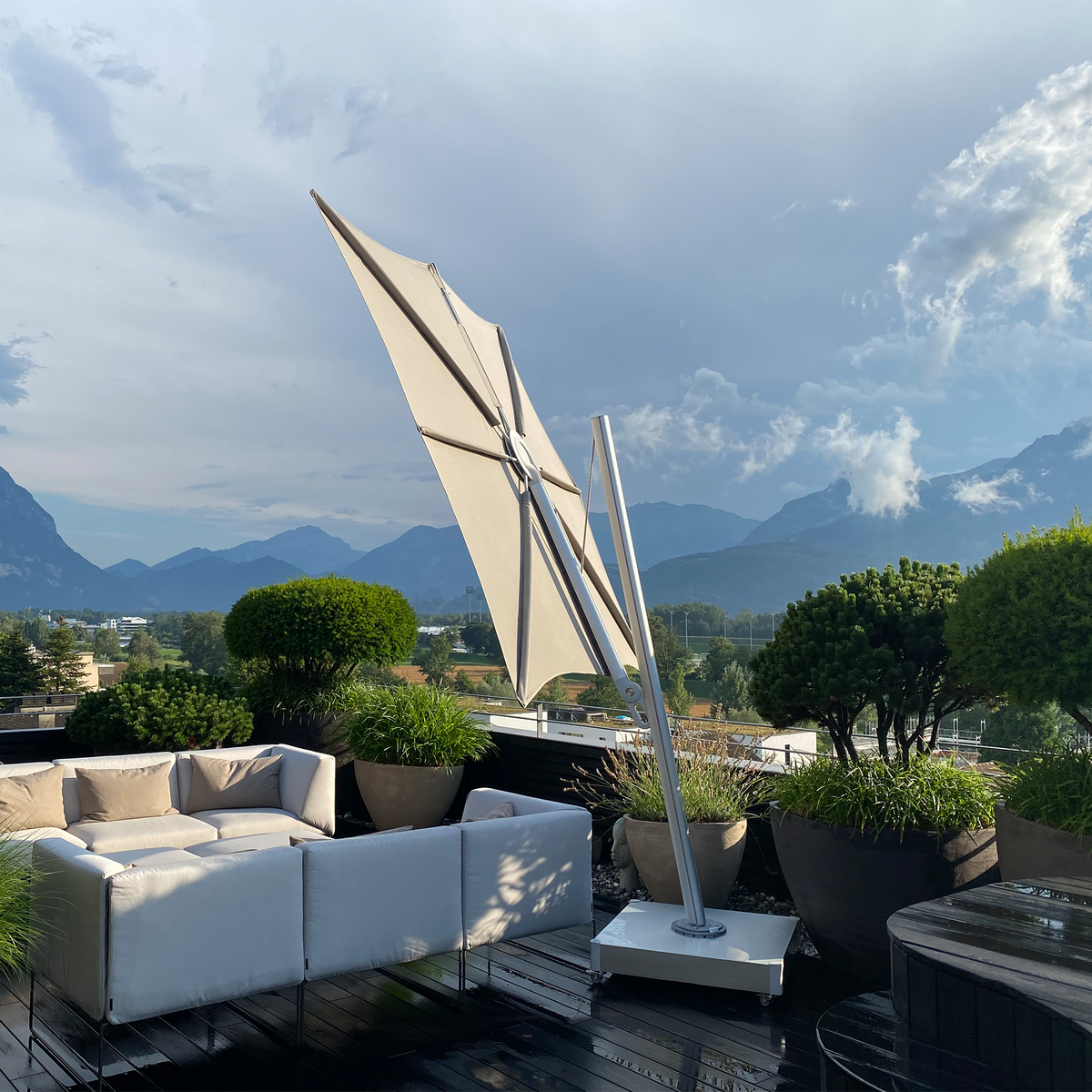 Spectra Square Forward 80° Cantilever Umbrella 2.5 x 2.5 m