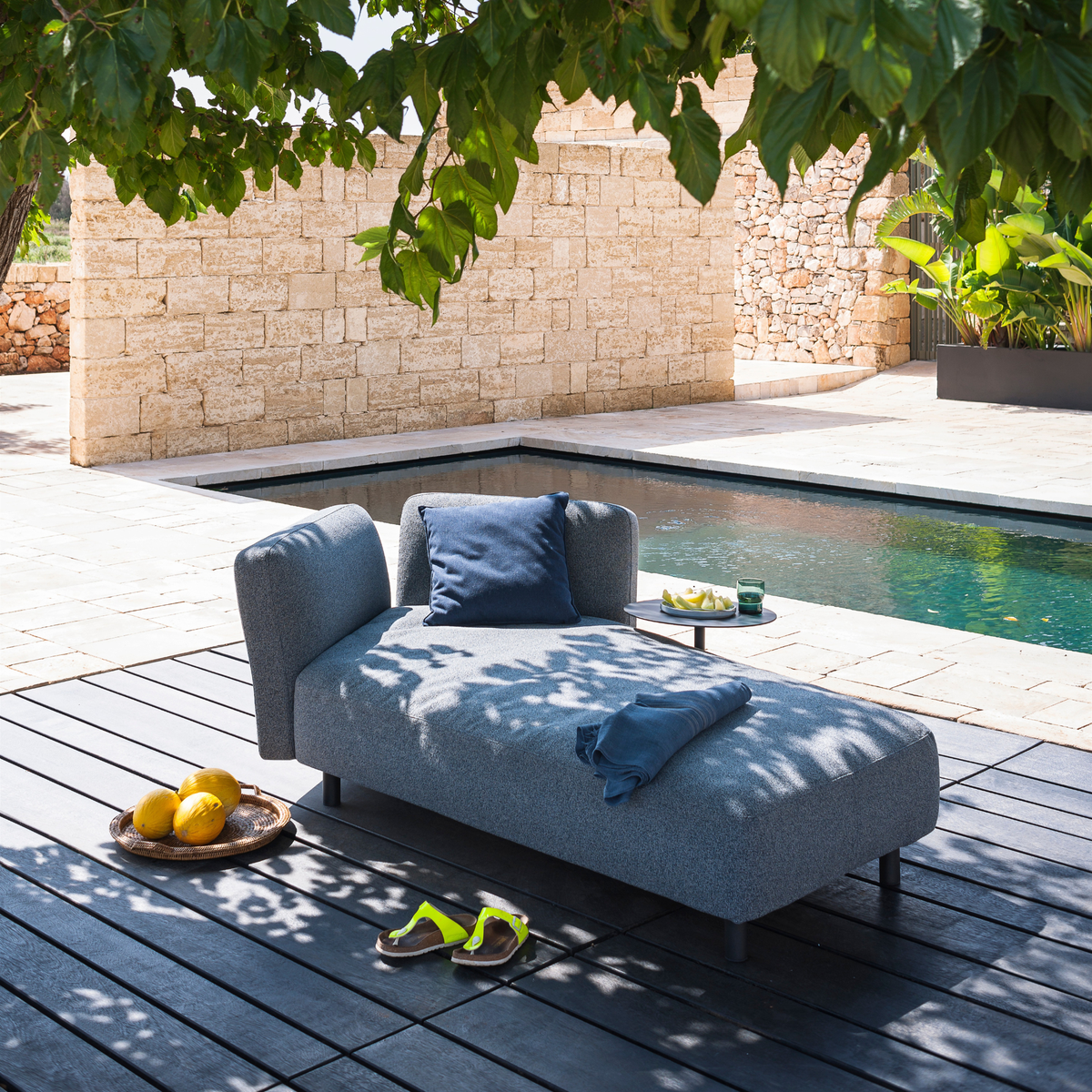 Roda Mamba Sofa Composition 4, compact aluminium outdoor sofa with an angled end and two backrests